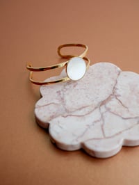 Image 4 of Bracelet Jonc SOLUNA - Nacre blanche