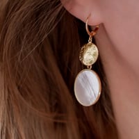 Image 1 of Boucles d'Oreilles SOLUNA Pendantes - Nacre Blanche