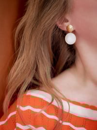 Image 2 of Boucles d'Oreilles SOLUNA Clous - Nacre Blanche