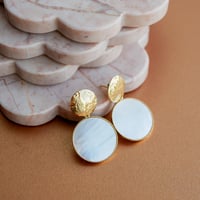 Image 1 of Boucles d'Oreilles SOLUNA Clous - Nacre Blanche