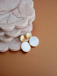 Image 3 of Boucles d'Oreilles SOLUNA Clous - Nacre Blanche