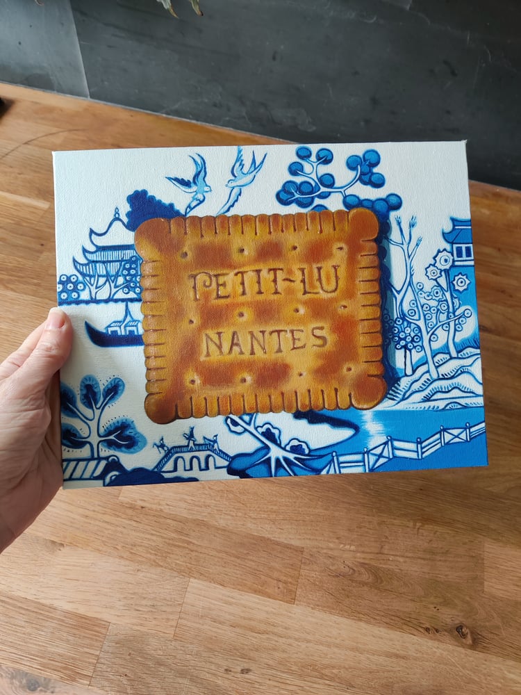 Image of 'Petit-Beurre on a willow plate'