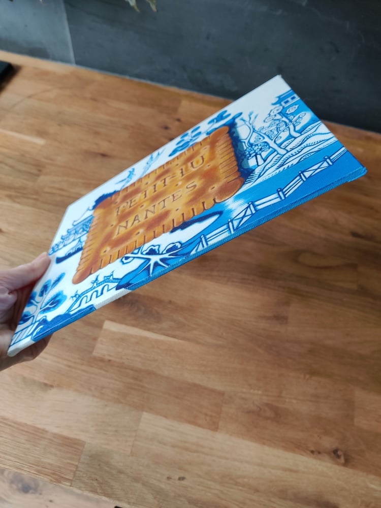 Image of 'Petit-Beurre on a willow plate'