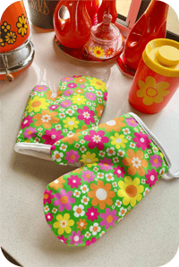 Image 1 of Groovy Oven mitts in Still Sunny Green