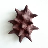 Petite sculpture murale rouge (pointes)