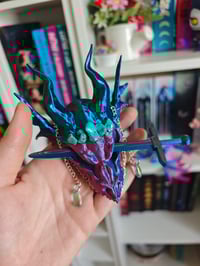 Image 1 of Horquilla dragón holográfica con piedras turquesas naturales