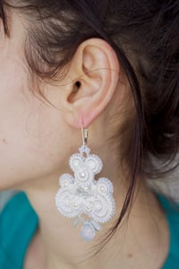 Image 3 of Neige & Argent - Boucles d'oreilles brodées - Fermoirs Argent 925