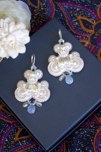 Image 5 of Neige & Argent - Boucles d'oreilles brodées - Fermoirs Argent 925