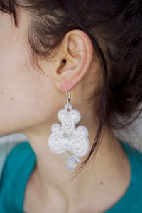 Image 6 of Neige & Argent - Boucles d'oreilles brodées - Fermoirs Argent 925