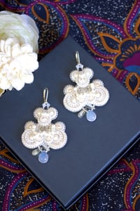 Image 7 of Neige & Argent - Boucles d'oreilles brodées - Fermoirs Argent 925