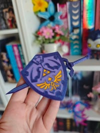 Image 2 of Horquilla escudo Zelda morado iridiscente