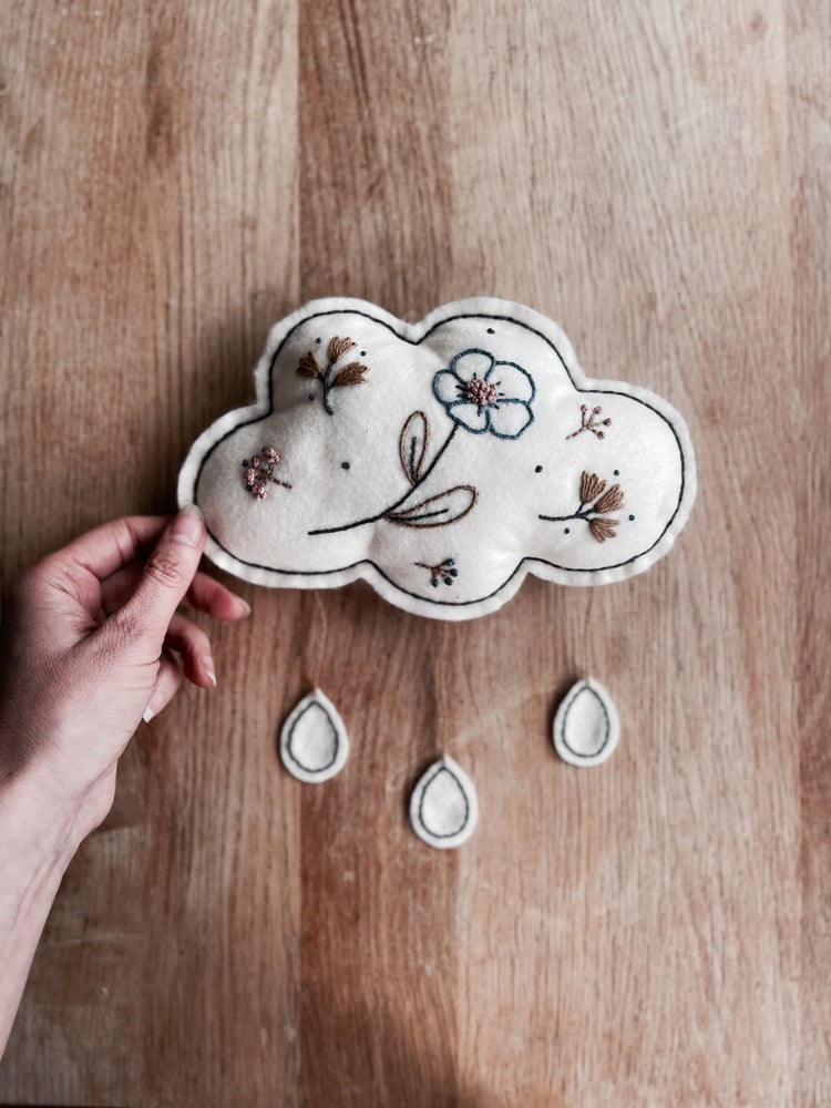 Image of Broderie - Rosalie le nuage