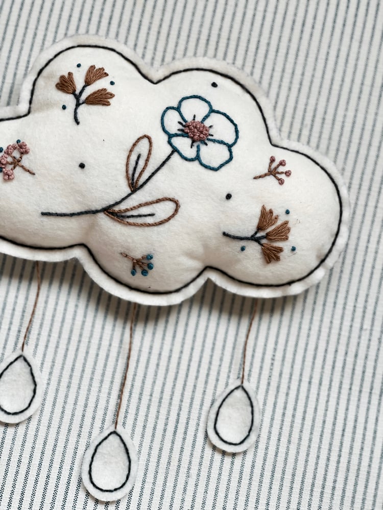 Image of Broderie - Rosalie le nuage