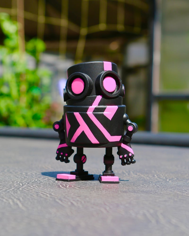Image of UMEdroid (magenta and black)