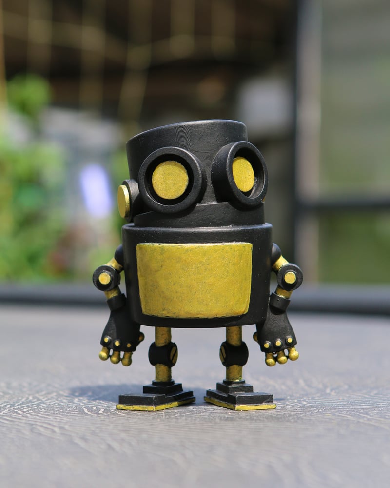 Image of UMEdroid (black and gold)