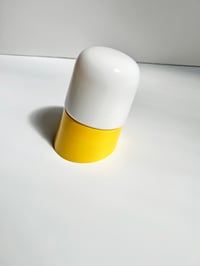 Image 1 of //RESERVADO//  PEQUEÑO  APLIQUE AMARILLO VINTAGE, AÑOS 60