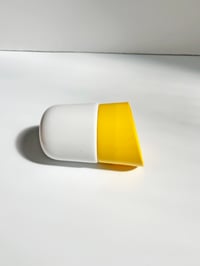 Image 2 of //RESERVADO//  PEQUEÑO  APLIQUE AMARILLO VINTAGE, AÑOS 60