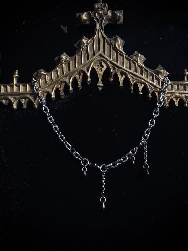 Image of the kiss choker