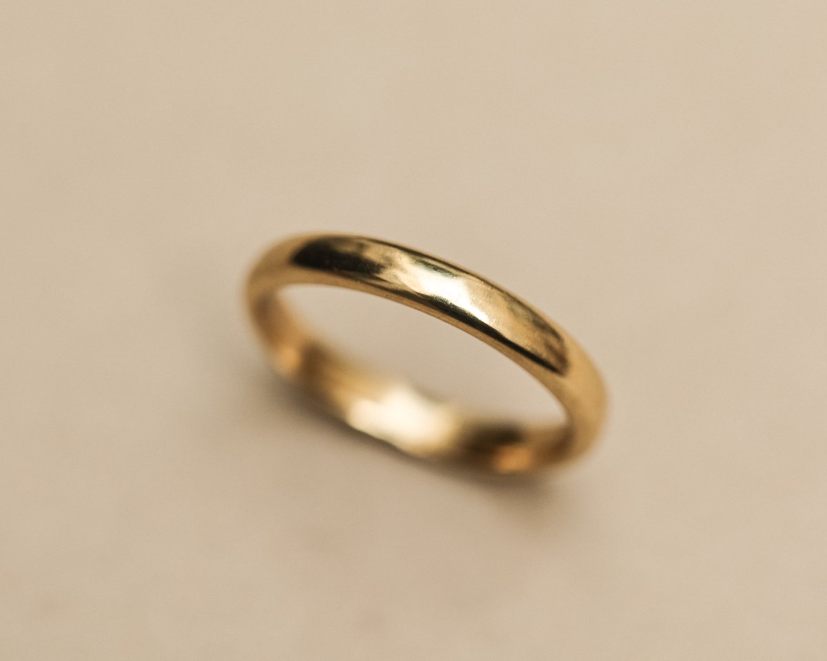 Image of 18ct gold 3mm plain court ring