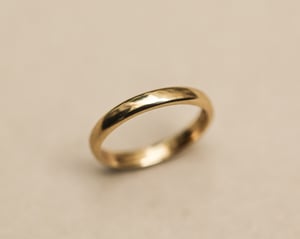 Image of 18ct gold 3mm plain court ring