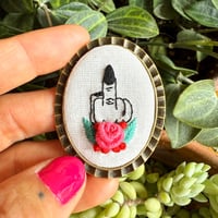 Broche doigt d'honneur witchy #3
