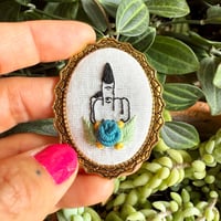 Broche doigt d'honneur witchy #2