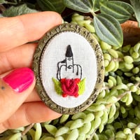 Broche doigt d'honneur witchy #1