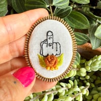 Broche doigt d'honneur #1