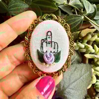 Broche doigt d'honneur #13
