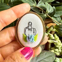 Broche doigt d'honneur #12