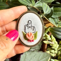 Broche doigt d'honneur #11