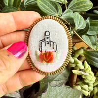 Broche doigt d'honneur #10