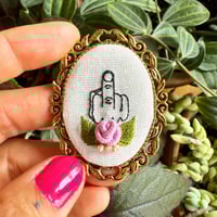 Broche doigt d'honneur #8
