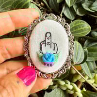 Broche doigt d'honneur #7