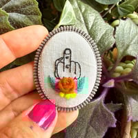 Broche doigt d'honneur #4