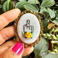 Broche doigt d'honneur #3