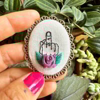 Broche doigt d'honneur #2