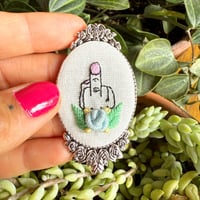 Broche doigt d'honneur vernis #3