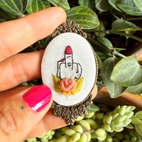 Broche doigt d'honneur vernis #2