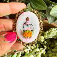 Broche doigt d'honneur vernis #1