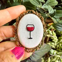 Broche vin rouge