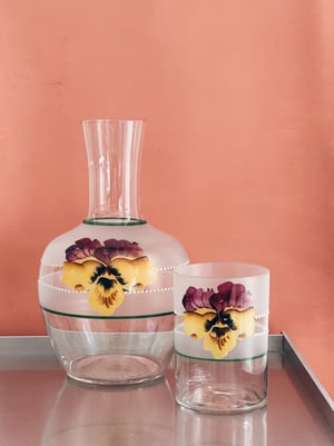 Stedmorblomst sengekants karaffel med glas 