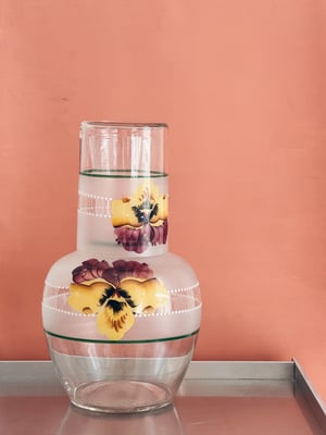 Stedmorblomst sengekants karaffel med glas 