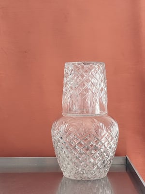 Klar, sengekants karaffel med glas. 