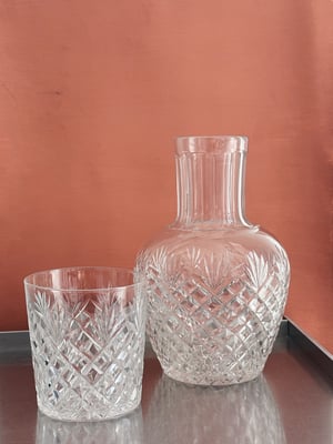 Klar, sengekants karaffel med glas. 