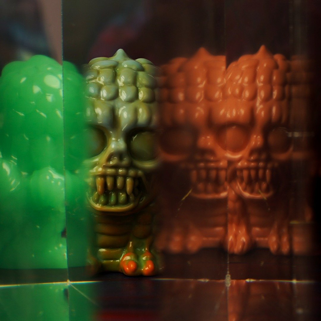 Image of WHO GOES THERE? VERSUS TRAY (12 UNITS)