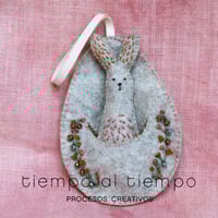 Image 1 of Liebre y huevo bordados