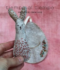 Image 2 of Liebre y huevo bordados