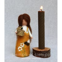 Mujer con vela