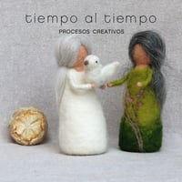 Image 1 of Mujer con vestido verde